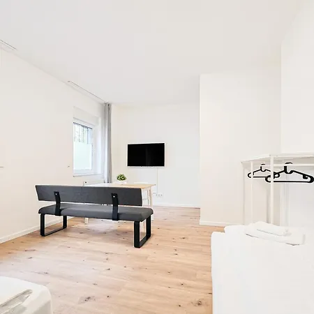 Daire Tolstov - Monteurwohnung Mit 3 Zimmern , Terrasse Und Parkplatz Duisburg