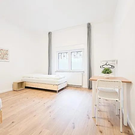 Tolstov - Monteurwohnung Mit 3 Zimmern , Terrasse Und Parkplatz Lägenhet