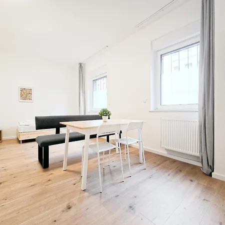 Tolstov - Monteurwohnung Mit 3 Zimmern , Terrasse Und Parkplatz Duisburg