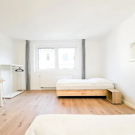 Tolstov - Monteurwohnung Mit 3 Zimmern , Terrasse Und Parkplatz * Duisburg