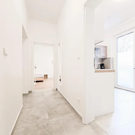 Lägenhet Tolstov - Monteurwohnung Mit 3 Zimmern , Terrasse Und Parkplatz Duisburg