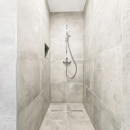 Tolstov - Monteurwohnung Mit 3 Zimmern , Terrasse Und Parkplatz *