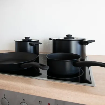 Tolstov - Monteurwohnung Mit 3 Zimmern , Terrasse Und Parkplatz