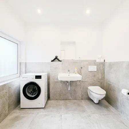 Tolstov - Monteurwohnung Mit 3 Zimmern , Terrasse Und Parkplatz Duisburg