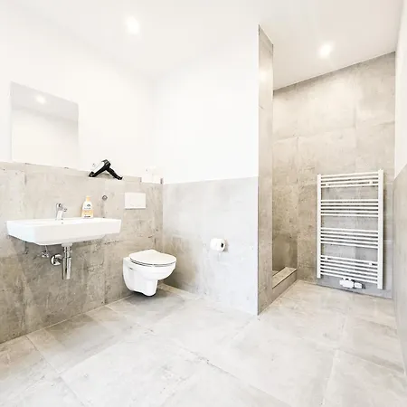 Tolstov - Monteurwohnung Mit 3 Zimmern , Terrasse Und Parkplatz