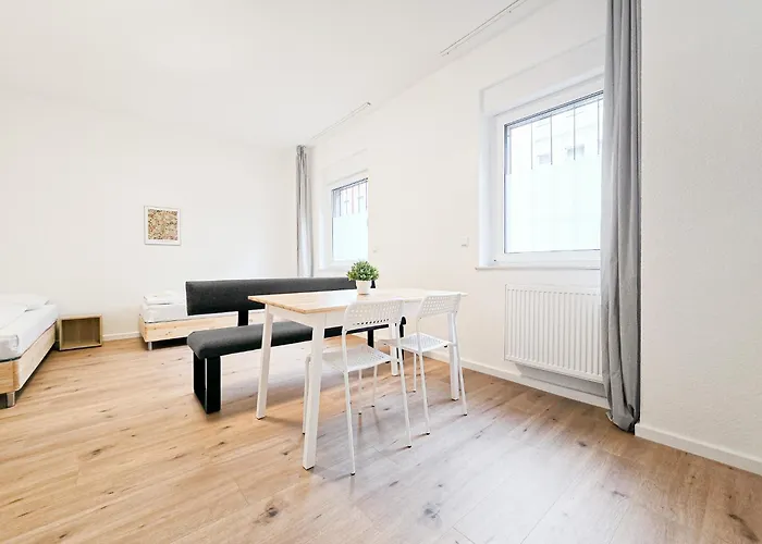 Tolstov - Monteurwohnung Mit 3 Zimmern , Terrasse Und Parkplatz Duisburg