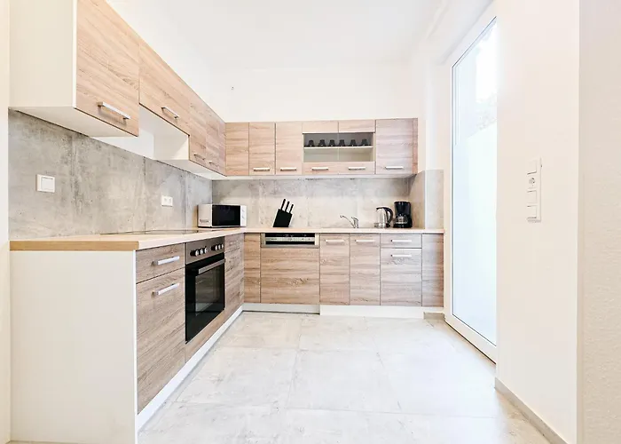 Tolstov - Monteurwohnung Mit 3 Zimmern , Terrasse Und Parkplatz * Duisburg