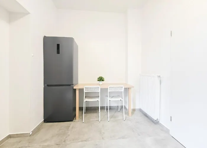 Tolstov - Monteurwohnung Mit 3 Zimmern , Terrasse Und Parkplatz