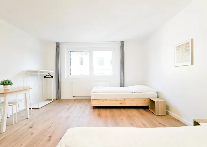 Tolstov - Monteurwohnung Mit 3 Zimmern , Terrasse Und Parkplatz * Duisburg