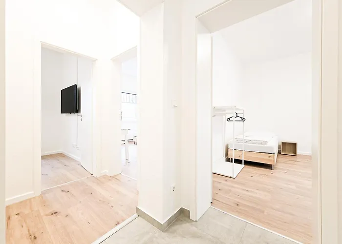 Tolstov - Monteurwohnung Mit 3 Zimmern , Terrasse Und Parkplatz Duisburg