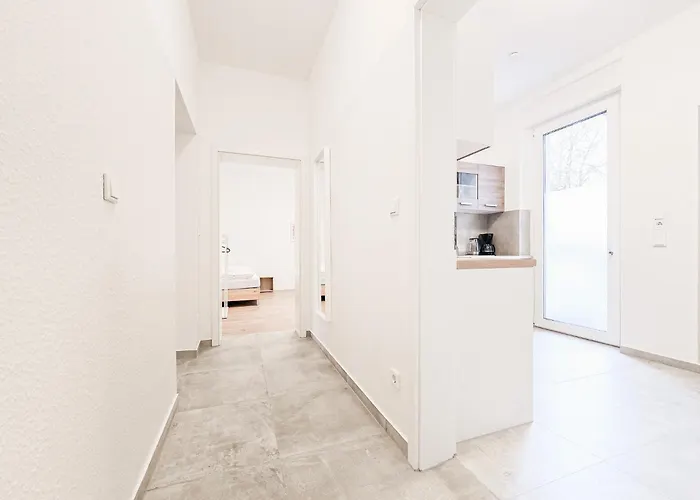 Apartment Tolstov - Monteurwohnung Mit 3 Zimmern , Terrasse Und Parkplatz Duisburg