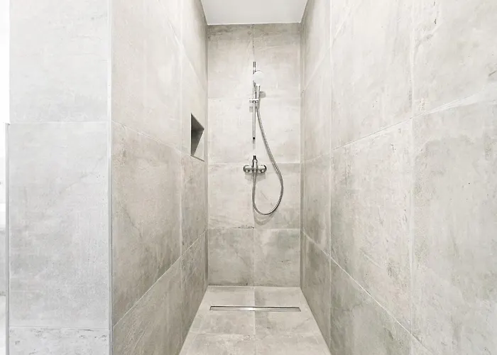 Tolstov - Monteurwohnung Mit 3 Zimmern , Terrasse Und Parkplatz *