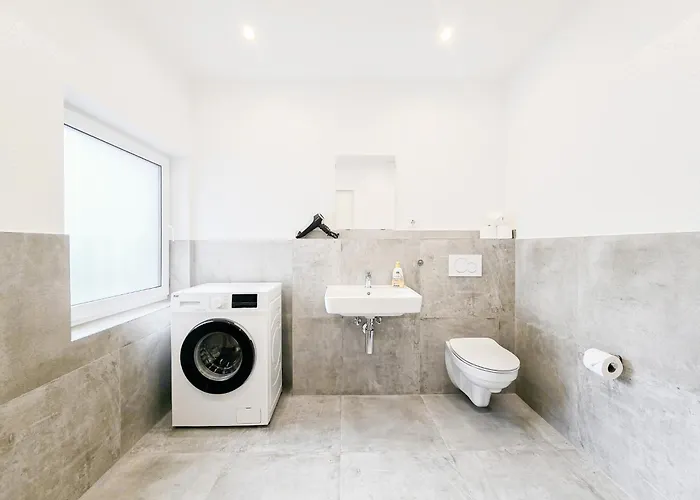 Tolstov - Monteurwohnung Mit 3 Zimmern , Terrasse Und Parkplatz Duisburg