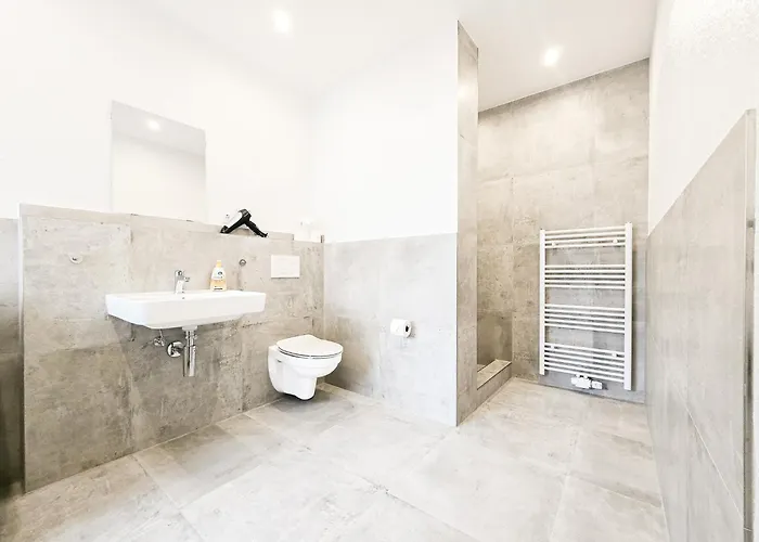 Tolstov - Monteurwohnung Mit 3 Zimmern , Terrasse Und Parkplatz