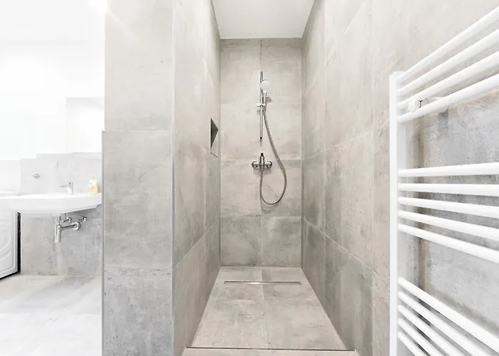 Apartment Tolstov - Monteurwohnung Mit 3 Zimmern , Terrasse Und Parkplatz Duisburg